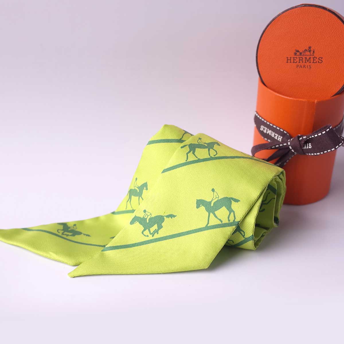 エルメス　ツイリー　緑　馬　美品 エルメス ツイリー グリーン 緑 ホースモチーフ 馬柄 美品 箱付き